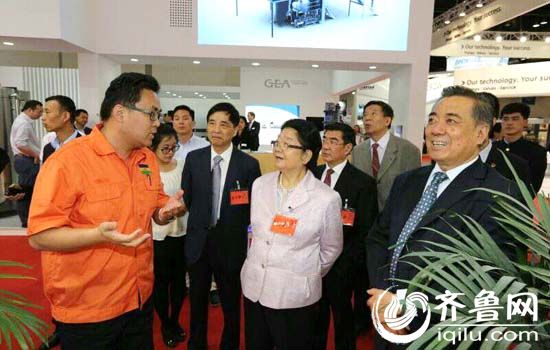 2  第十屆全國人大副委員長顧秀蓮、原中石化聯(lián)合會(huì)會(huì)長李勇武等領(lǐng)導(dǎo)蒞臨魯西集團(tuán)展位現(xiàn)場
